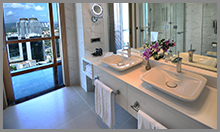 Corner Suite / Bathroom