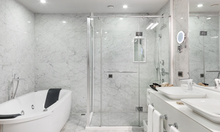 Senior Suite & Tower Suite / Bathroom II